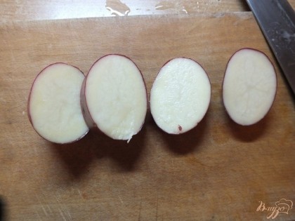 Нарезаем картошку в 2 см толщиной большими кружочками и не перемешиваем их. Картошку потом придется собирать так что разложите ломтики в том порядке, в котором нарезали.