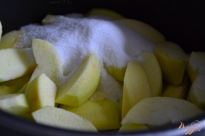 Яблоки почистить от кожуры , вынуть серединку с семечками и нарезать на дольки.Уложить в кастрюльку и добавить сахар. Налить 2 л. воды и поставить на тихий огонь.