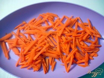 Морковь нарезаем соломкой. Лук с морковью пассеруем на второй половине масла.