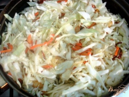 Мелко соломкой нарежьте капусту и отправьте её к луку и моркови на сковороду.