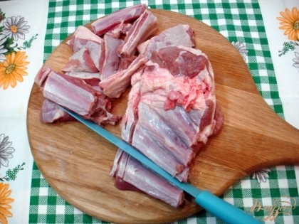 Мясо нарезаем на отдельные кусочки по рёбрышкам.