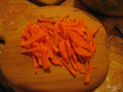 Берем большую яркую и сочную морковку и так же разрезаем ее сначала на полоски, а затем соломкой, можно конечно натереть на терке, но тогда она будет излишне мягкой. Смешиваем кабачки с морковью.
