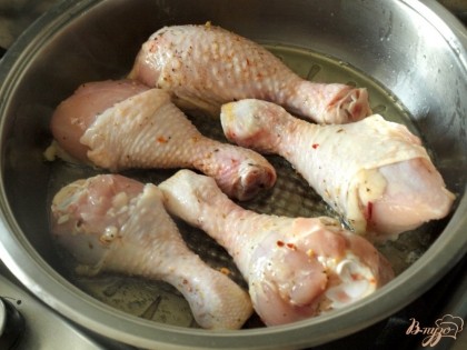 Разогреть масло и обжарить курицу до золотистой корочки.
