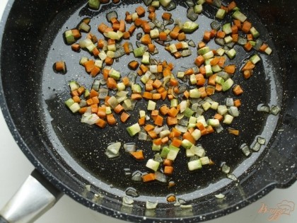 Нарезать кубиками кабачок, морковь и лук, обжарить их на растительном масле.