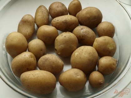 Затем воду слить, картофель выложить в форму для запекания. Запечь 10-15 минут при 200 градусах, переворачивая картофель, чтоб на нём выступила соль.