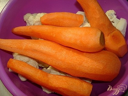 Морковь, чистим, моем отвариваем, во время варки солим по вкусу и толкушкой, для пюре пюририруем с ложкой сливочного масла. В конце добавьте лимонный сок. Извините нечаянно удалилось фото. Но делать также как и с цветной капустой.