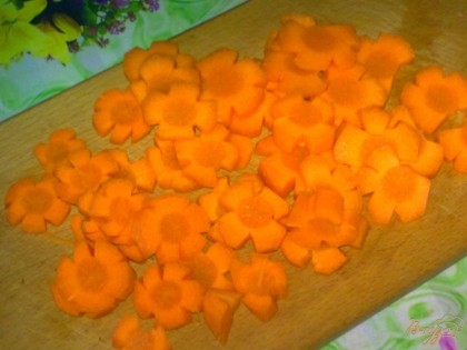 Морковь очистить, помыть и нарезать крупно.
