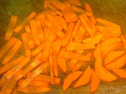Морковь очистить, помыть и нарезать брусочками.