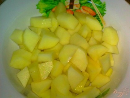 Картофель очистить, помыть и нарезать крупно.