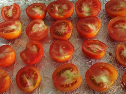 Подготовить помидоры:помыть и разрезать их вдоль на 2 части, выложить на противень и сбрызнуть оливковым маслом.
