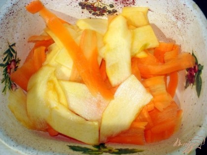 При помощи овощерезки, нарежьте морковь и тыкву на тонкие полоски.