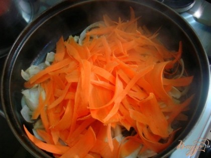Нарезаем морковь. Форма нарезки не имеет значения, так как суп будете пюрировать. Морковь отправляете к луку и сельдерею.