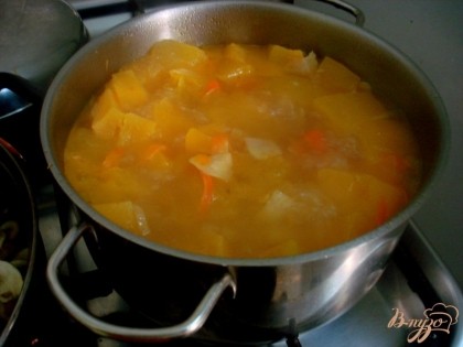 Отправляем содержимое сковородки с овощами в кастрюле с тыквой, даём прокипеть вместе минут пять.