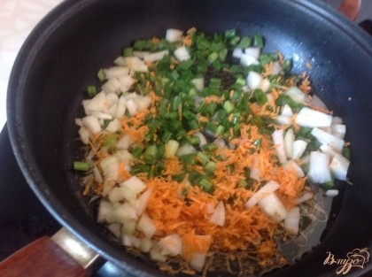 Натереть морковку на терке, лук нарезать. Обжарить на сковороде, на растительным масле до золотистого цвета
