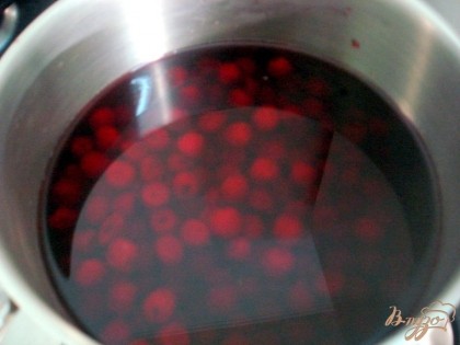Открывайте её и вишнёвый сок с вишней перелейте в кастрюлю. К ним добавьте пол литра воды, хорошо перемешайте.