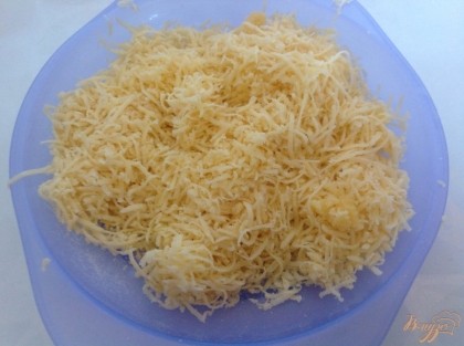 Сыр натираем на терке и смешиваем с панировочными сухарями.