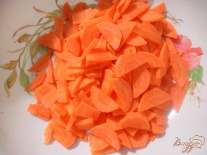 Морковь нарежем полукольцами. Нельзя тереть! В этом рагу вы должны чувствовать вкус каждого овоща.