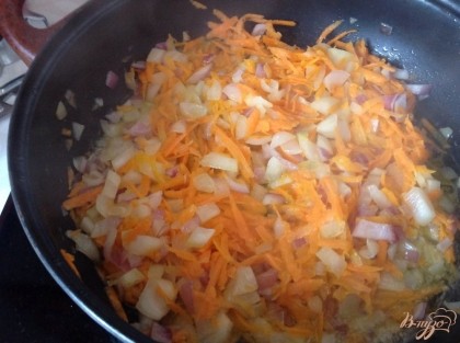 Морковь натираем на терке, лук нарезаем. Жарим на разогретой сковороде до золотистого цвета.