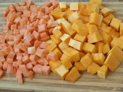 Морковь и тыкву нарезать кубиками.