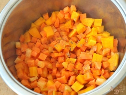 В кастрюлю влить оливковое масло ,нарезать кубиками лук и пассеровать.Затем добавить морковь и тыкву и обжарить помешивая 15 минут,посыпать тимьяном,перемешать.