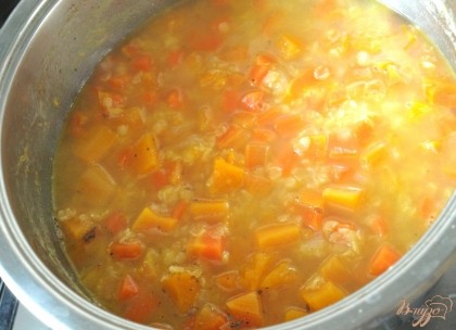 Варить до готовности чечевицы полчаса.Посолить суп за 10 минут до окончания варки.Добавить перец.