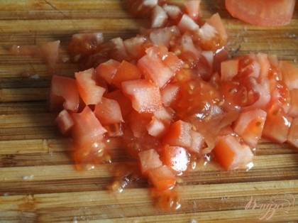 Нарезаем также помидоры кубиками.