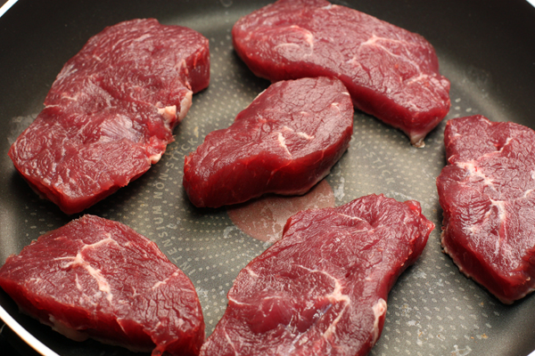 Мясо слегка смажьте с обеих сторон растительным маслом и положите на сильно разогретую сухую сковороду.