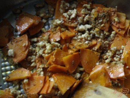 Морковь помыть, очистить и нашинковать тонкими ломтиками(или кружочками).В сковороде разогреть растительное масло и слегка обжарить морковь 2-3 минуты,на первой минуте закрыть крышкой и потушить.Затем добавить рубленные грецкие орехи, зиру и перец. Жарить на медленном огне ещё 3 минуты.