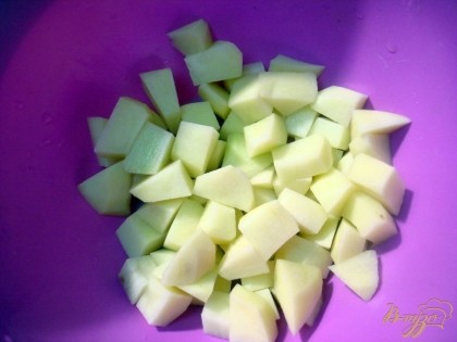 А зимой, если вы захотели постного борща, или у вас есть бульон, вам нужно почистить пару картофелин и порезать их.