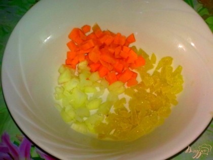 Морковь очистить и помыть. Нарезать кубиками.Имбирь нарезать кубиками.Лук очистить, помыть и нарезать кубиками.Смешать лук, морковь и имбирь.