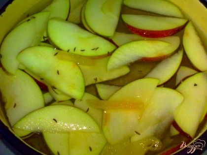 Сложите яблоко, тмин, имбирь и сахар в кастрюлю, залейте водой и доведите до кипения.