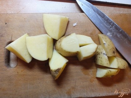 Картошку моем и нарезаем на кусочки примерно на 4 части (среднюю) или на 6 частей (крупную).
