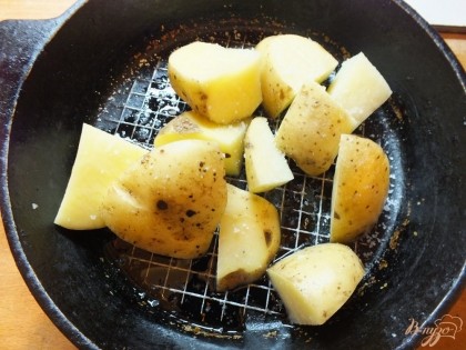 Складываем картофель в смазанную сковородку.