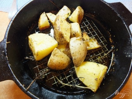 Обильно поливаем картошку оставшимся оливковым  маслом. Запекается картошку от 30 мин и дольше в зависимости от размера кусочков и сорта картофеля.