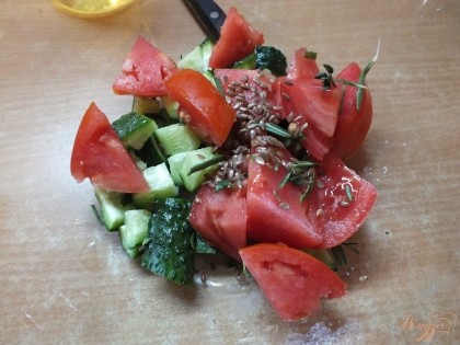Смешайте овощи с травами в салатнике и добавьте семена льна, соль и оливковое масло.