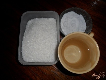 Добавить соль, сахар, уксус и измельченный чеснок, варить 20 минут. На 0,5 л воды развести 1 ст крахмала и кипятить помешивая 10 минут.