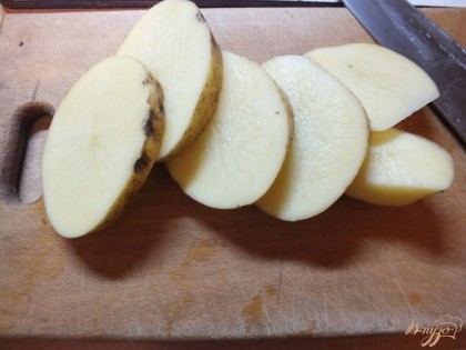 Картофель моем с губкой и нарезаем на кружочки до 1 см не толще.