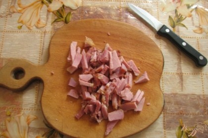 Берем копчености и нарезаем соломкой. Можно, как вариант, взять копченные ребра и добавить их в начале варки. В данном случае у меня просто мясо. Добавляем мясо в суп, солим и перчим по вкусу.