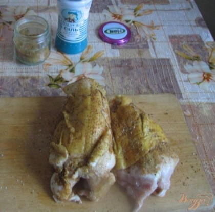 Берем две сочные грудки домашней курицы или курицу целиком и натираем их смесью из соли и специй.