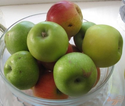 Берем яблоки, желательно кислых сортов (Семеренка, Джонатан, Ренет и т.п.), моем, очищаем шкурку и нарезаем тонкими дольками