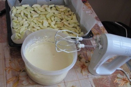 Покрываем бисквитным тестом наши яблоки и ставим в предварительно разогретую до 200 градусов духовку