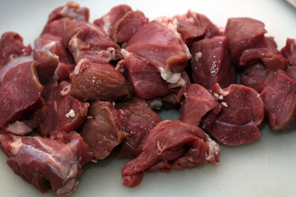 Мясо очищаем от жил, срезаем лишний жир и режем кубиками примерно 3х3 см. Подойдет поясничная часть, лопатка, окорок.