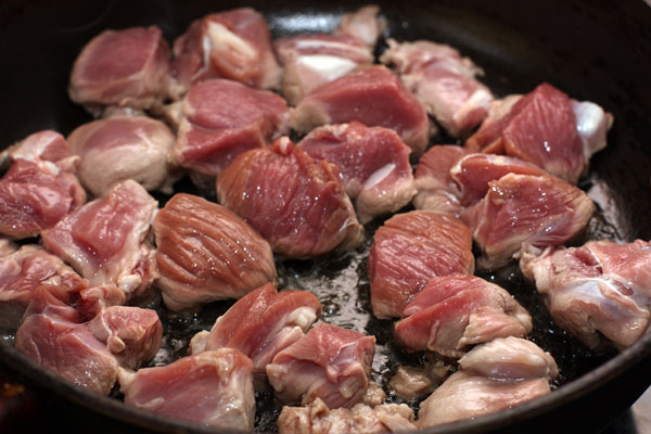 На хорошо разогретую сковороду с небольшим количеством масла кладем мясо. Чтобы оно хорошо обжарилось и не дало лишнего сока, кладите его на сковороду достаточно свободно, можно обжаривать порциями.