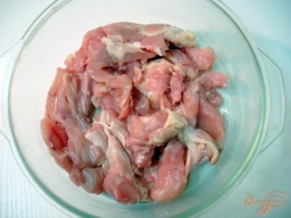 Куриное мясо разрезаем на небольшие кусочки.