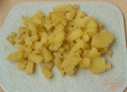 Картофель сварить и нарезать кубиками.