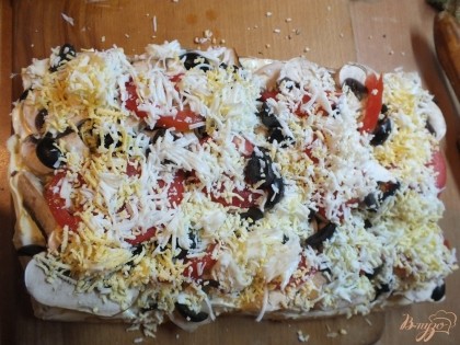 Обильно натираем сыр, яйцо равномерно покрывая всю пиццу.