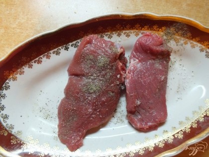Натрите мясо с двух сторон перцем солью обильно.