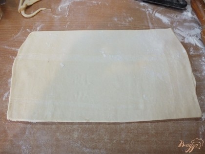 Тесто раскатываем в прямоугольник в 0.5 см.
