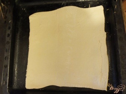 Тесто раскатываем в лист в 0.5 см и выпекаем с одной стороны на смазанном маслом противне 10 мин.