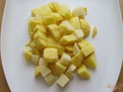 Картофель очистить и нарезать кубиками.